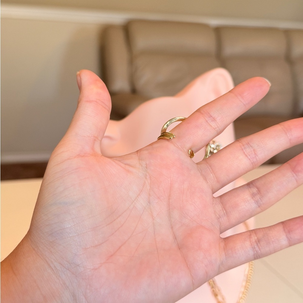 Elegant Gold Ring - Picture 6 of 6